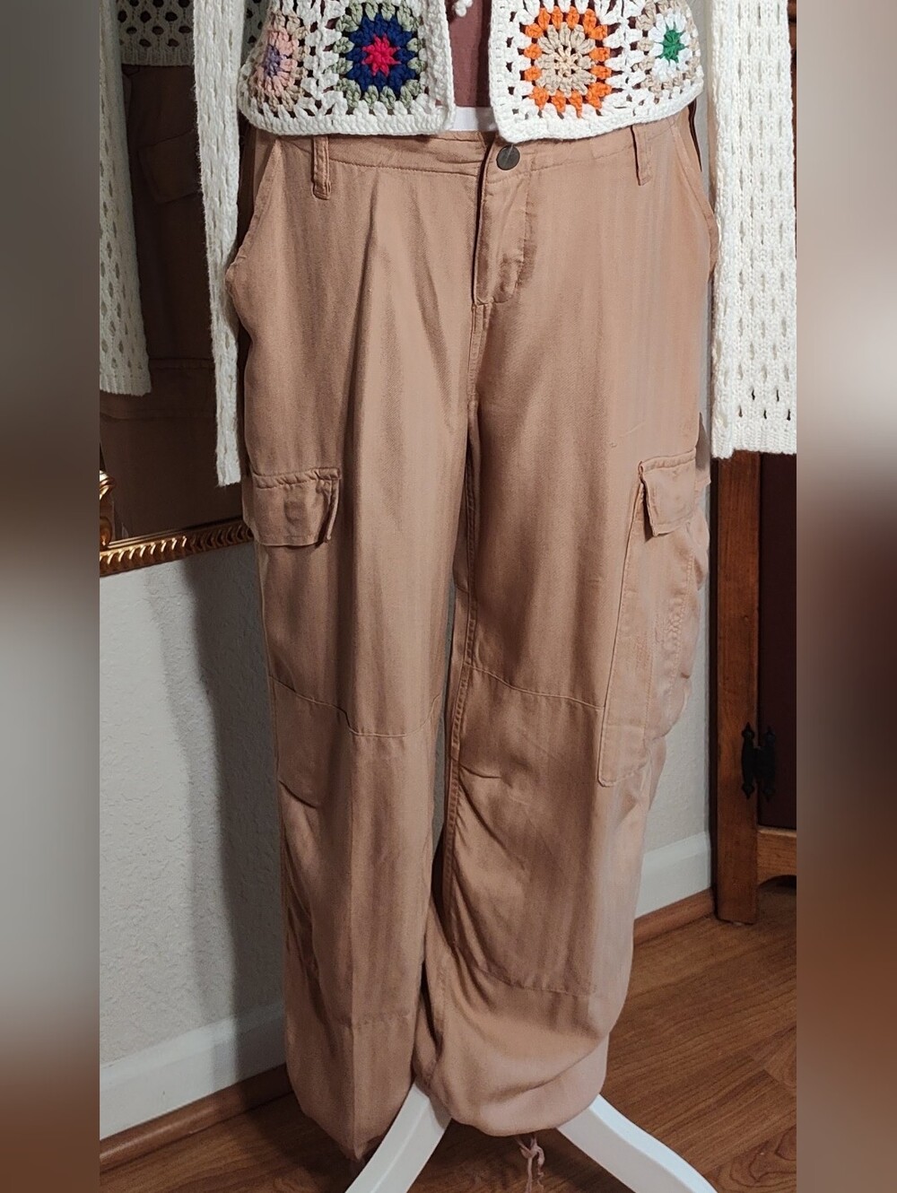 DA-NANG Women's Cargo Cropped Pants in Warm Beige NWOT - Picture 2 of 15